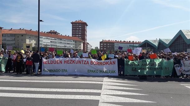 Protesta en Lakua. Las EPAS rechazan el decreto del Gobierno Vasco. 