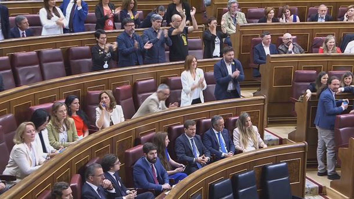 Diputados del Congreso aplaudiendo a los presos catalanes.