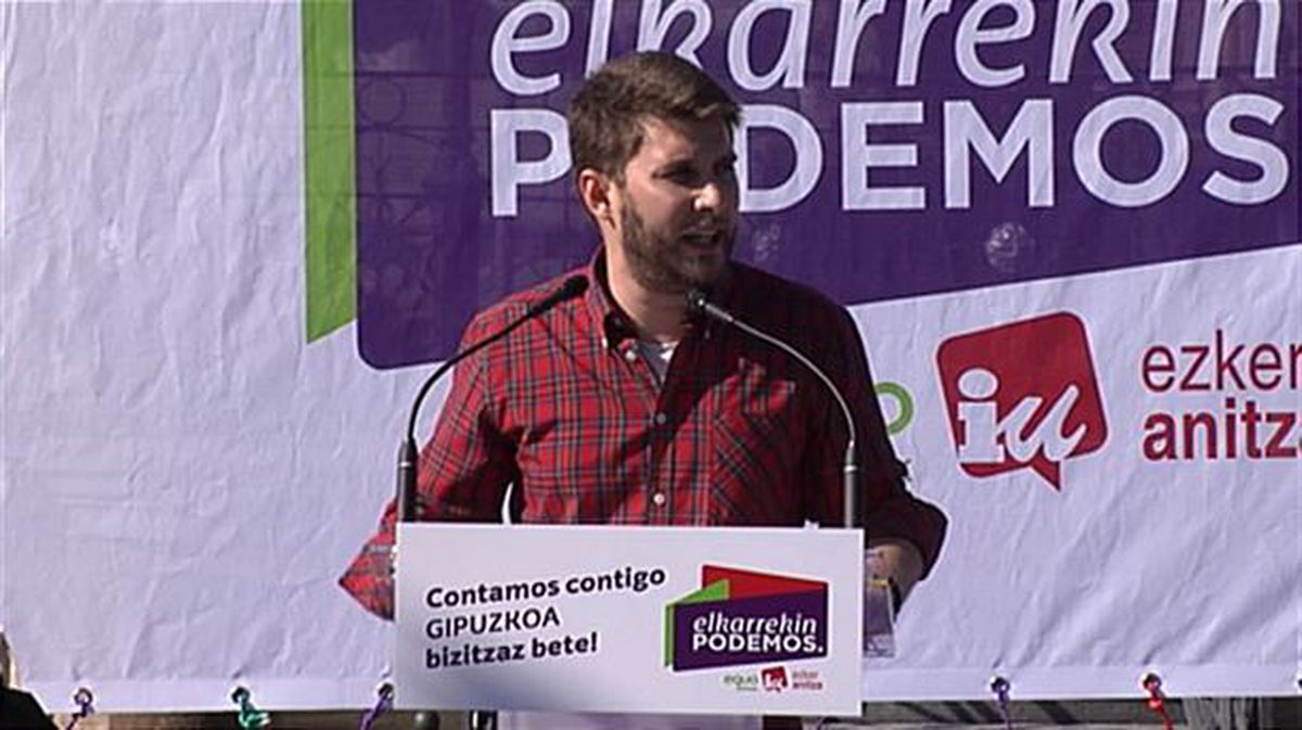 El secretario general, Lander Martínez y el candidato a la alcaldía de Irun, David Soto (Podemos).