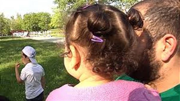 Niños y niñas menores de seis años buscan familia 