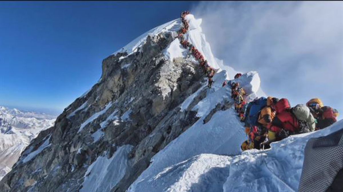 Largas colas para hacer cumbre en el Everest