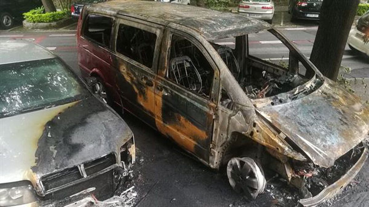 Dañados tres vehículos en un incendio en la calle Máximo Agirre de Getxo, 24 de mayo de 2019.