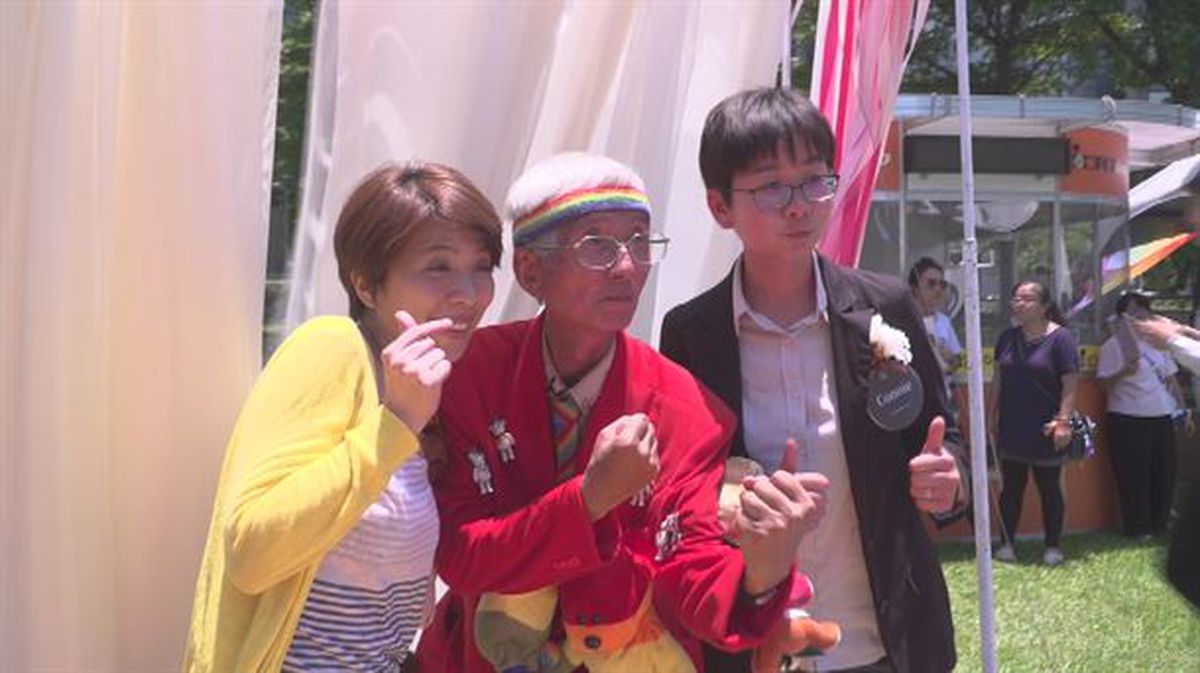 Homosexuales celebran la aprobación de las bodas de homosexuales en Taiwán.