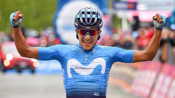 Richard Carapaz celebrá la victoria en la 14ª etapa del Giro de Italia. Foto: EFE