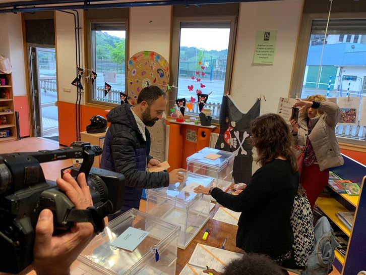 Denis Itxaso (PSE-EE Gipuzkoa), botoa ematen. (Argazkia: Euskadi Irratia)