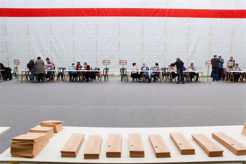 Dena prest botoa emateko. (Argazkia: EFE)