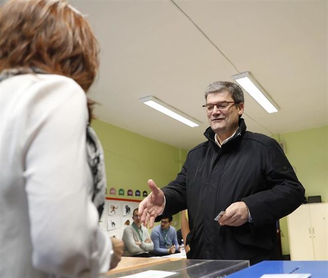 Juan Mari Aburto (EAJ Bilbo), botoa ematen. (Argazkia: EFE