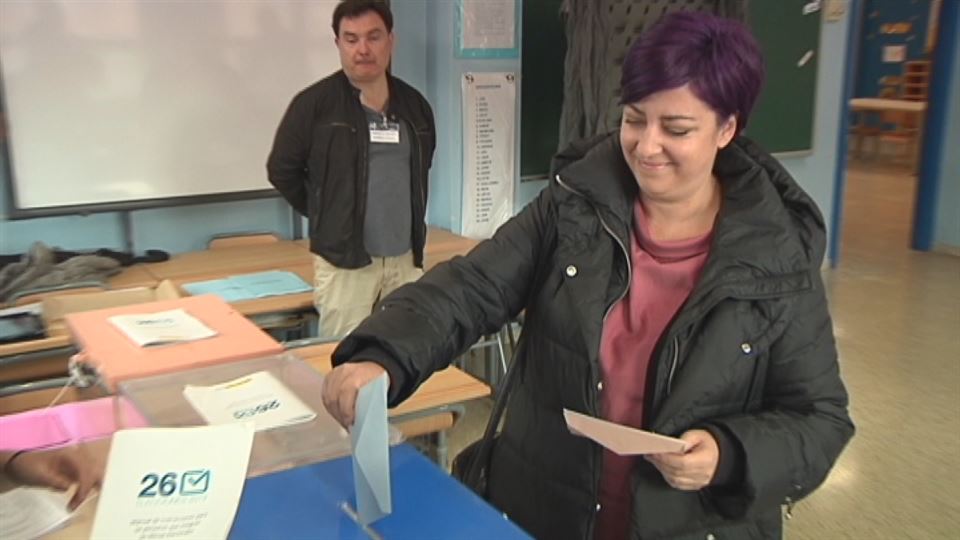 Eider Gardiazabal (PSE-EE), botoa ematen. (Argazkia: EiTB)