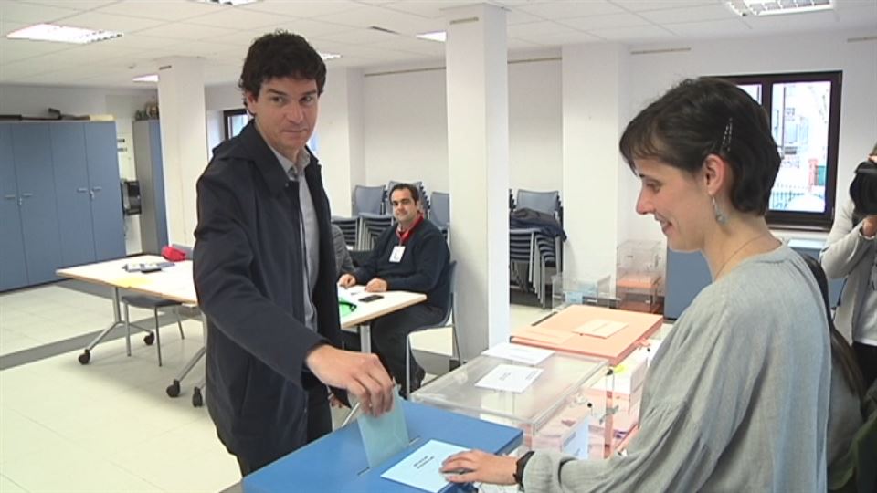 Unai Rementeria (EAJ Bizkaia), botoa ematen. (Argazkia: EiTB) 