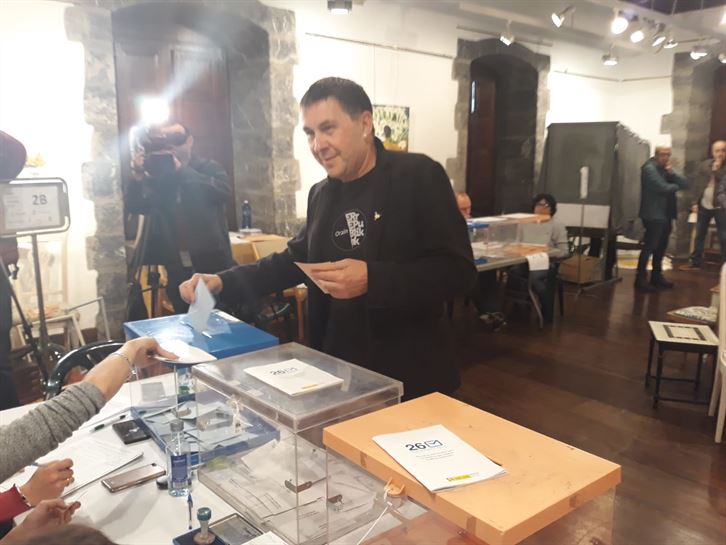 Arnaldo Otegi (EH Bildu), botoa ematen. (Argazkia:  Euskadi Irratia)