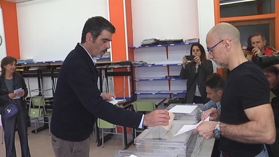 Eneko Goia (EAJ Donostia), botoa ematen. (Argazkia: EiTB)