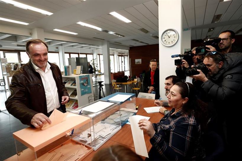 Javier Esparza (Navarra Suma), botoa ematen. (Argazkia: EFE)