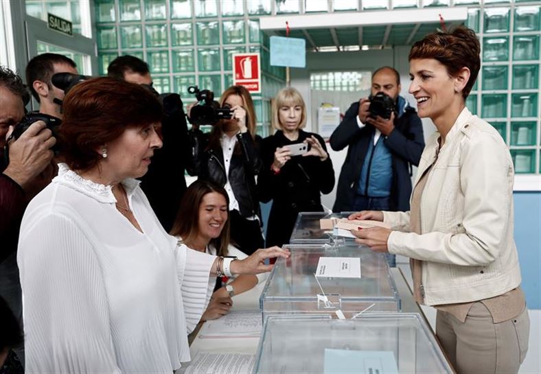 Maria Chivite (PSN), botoa ematen. (Argazkia: EFE)