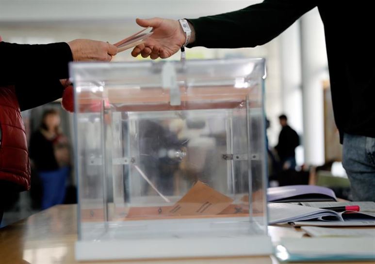 Dena prest botoa emateko. (Argazkia: EFE)