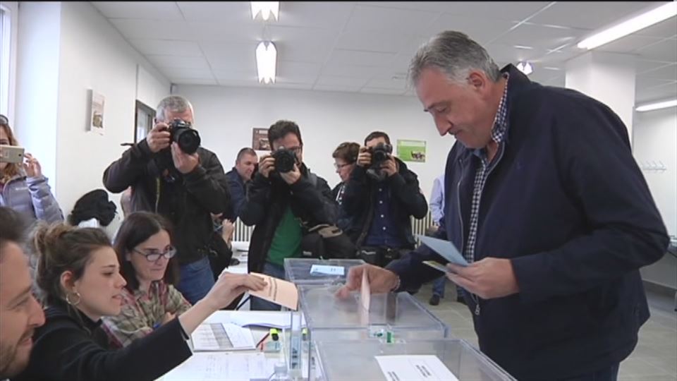 Joseba Asiron (EH Bildu Iruña), botoa ematen. (Argazkia: EiTB)