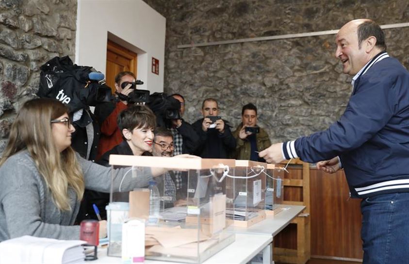 Andoni Ortuzar (EAJ), botoa ematen. (Argazkia: EFE)