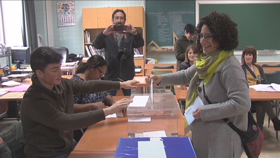 Ana Viñals (Elkarrekin Podemos Bilbo), botoa ematen. (Argazkia: EiTB)