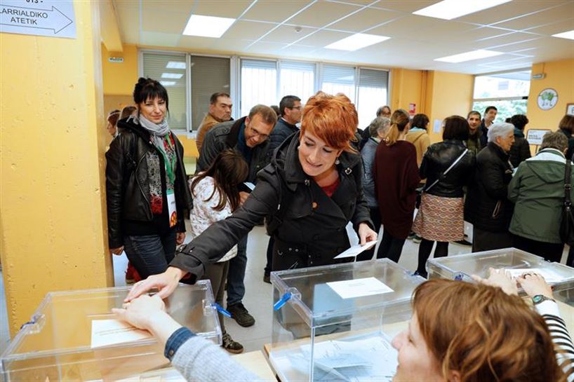 Bakartxo Ruiz (EH Bildu Nafarroa), botoa ematen. (Argazkia: EFE)