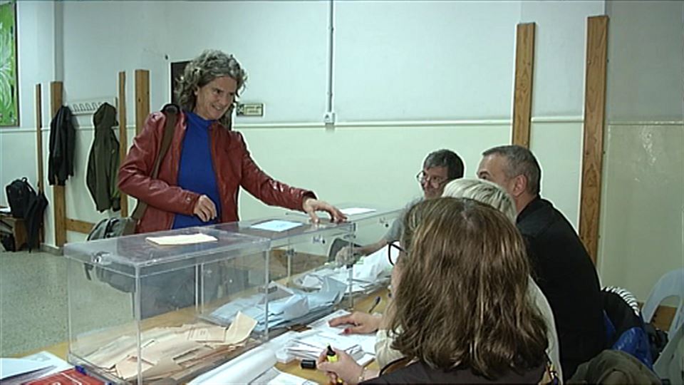 Reyes Carrere (EH Bildu Donostia), botoa ematen. (Argazkia: EiTB)
