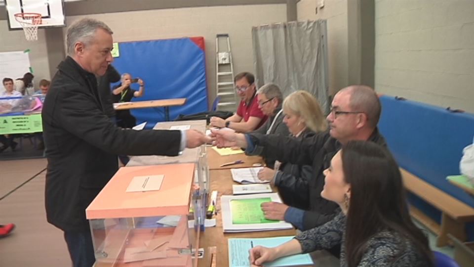 El lehendakari Iñigo Urkullu deposita su voto. (Foto: EiTB)