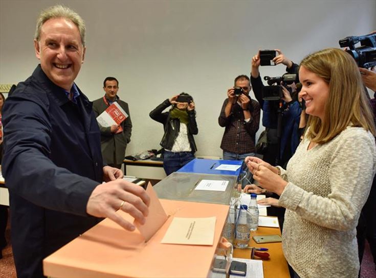 Alfonso Gil (PSE-EE Bilbo), botoa ematen. (Argazkia: EFE)