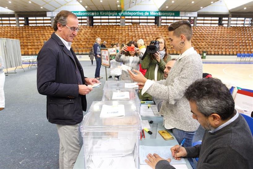 Alfonso Alonso (PP), botoa ematen. (Argazkia: EFE)