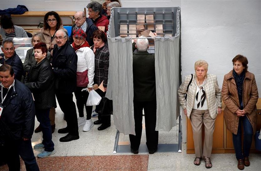 Hiritarrak, botoa emateko zain. (Argazkia: EFE)