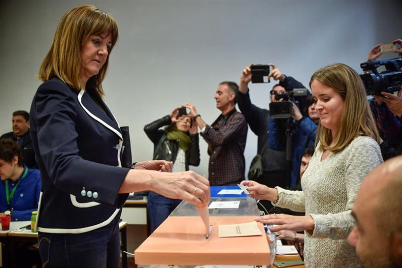 Idoia Mendia (PSE-EE), botoa ematen. (Argazkia: EFE)