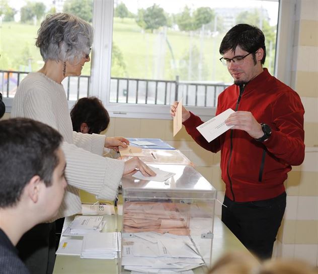 Lander Martinez (Elkarrekin Podemos), botoa ematen. (Argazkia: EFE)