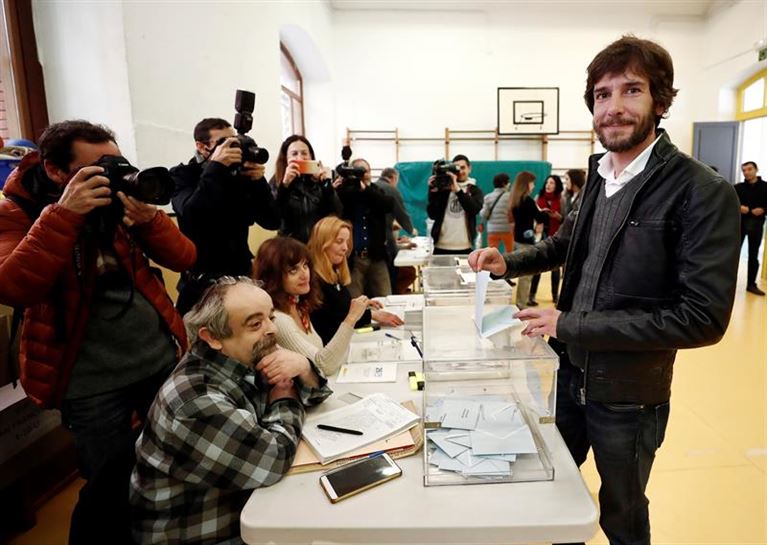 Mikel Buil (Podemos Nafarroa), botoa ematen. (Argazkia: EFE)