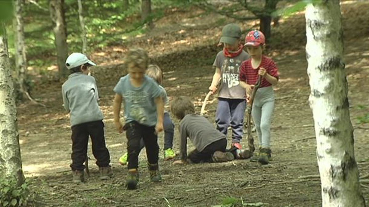 Niños jugando en el bosque de Ulia