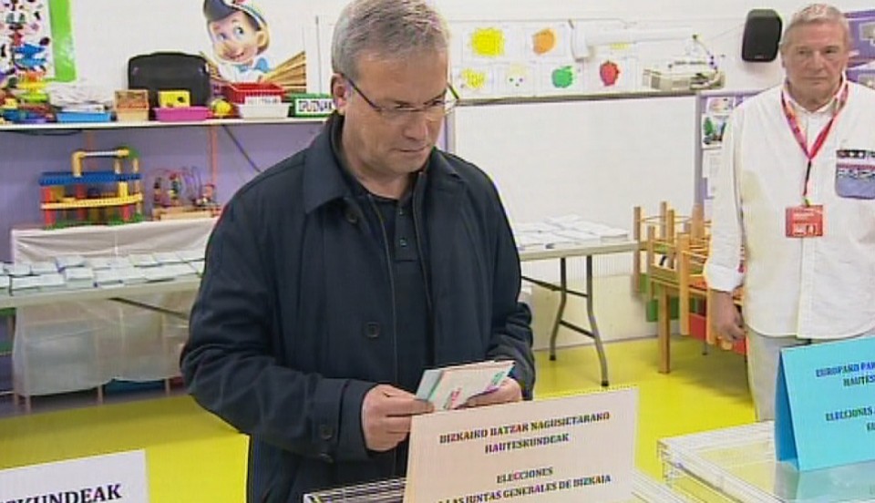 Alfredo Retortillo (PSE-EE Barakaldo), botoa ematen. (Argazkia: EiTB)