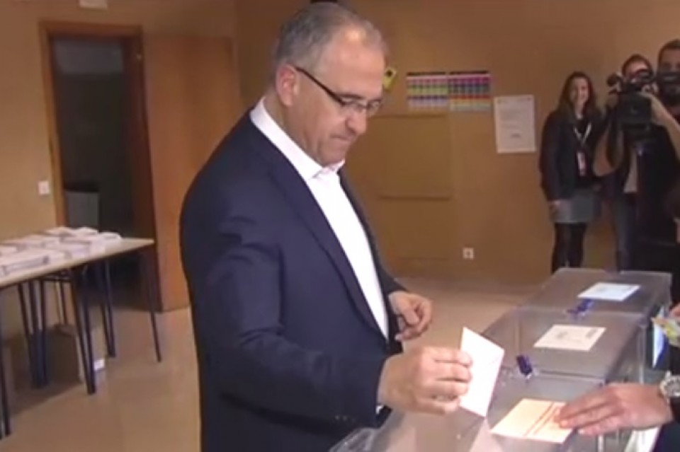 Enrique Maya (Navarra Suma), botoa ematen. (Argazkia: EiTB)