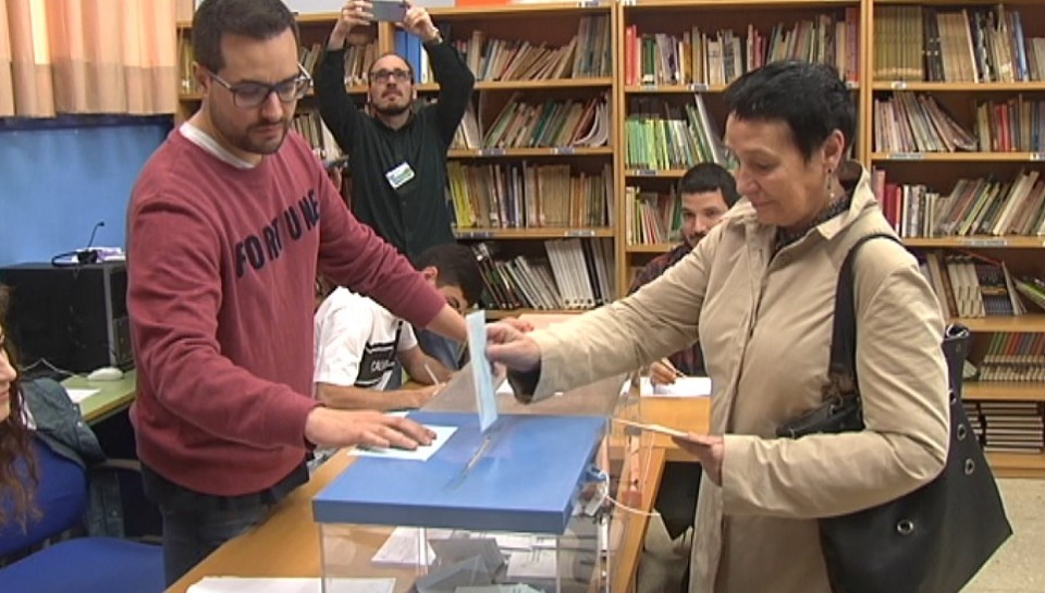 Jone Goirizelaia (EH Bildu Bilbo), botoa ematen. (Argazkia: EiTB)