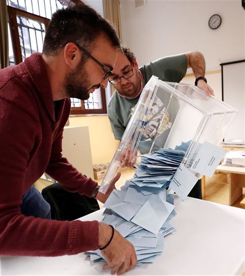 Boto zenbaketa Iruñeko hautesleku batean. (Argazkia: EFE)