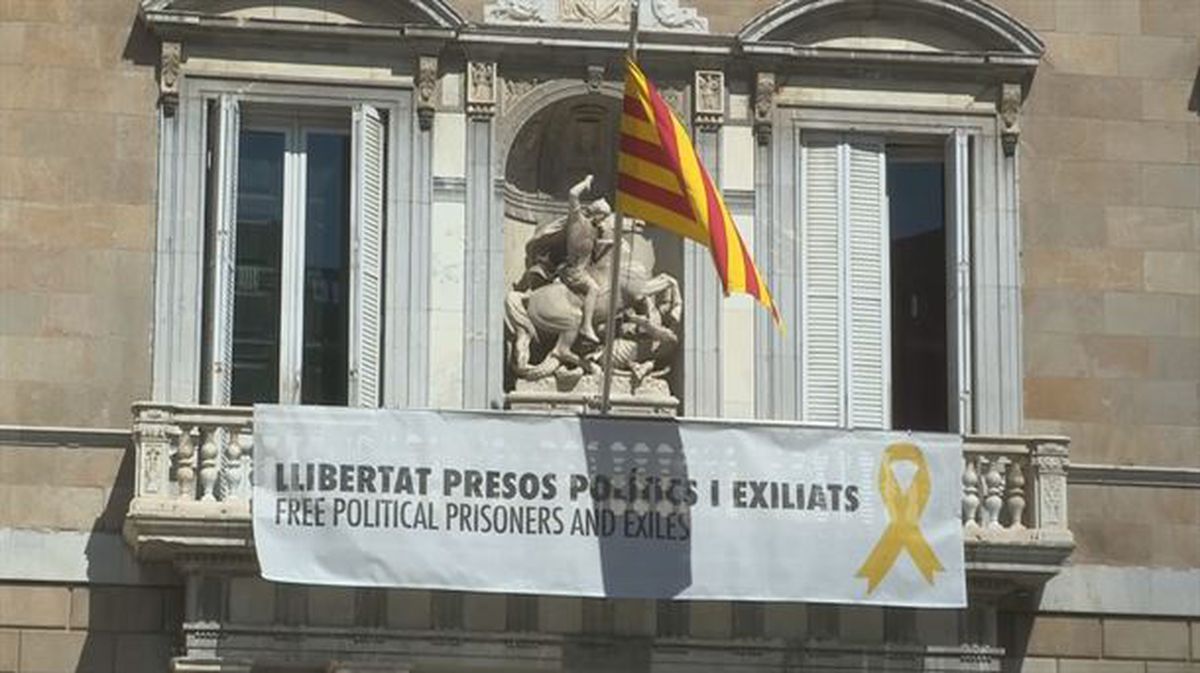 La pancarta en el balcón de la Generalitat