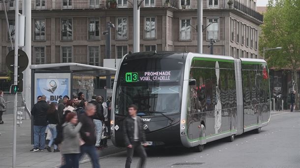 Un autobús eléctrico circulando por la ciudad francesa de Amiens. 