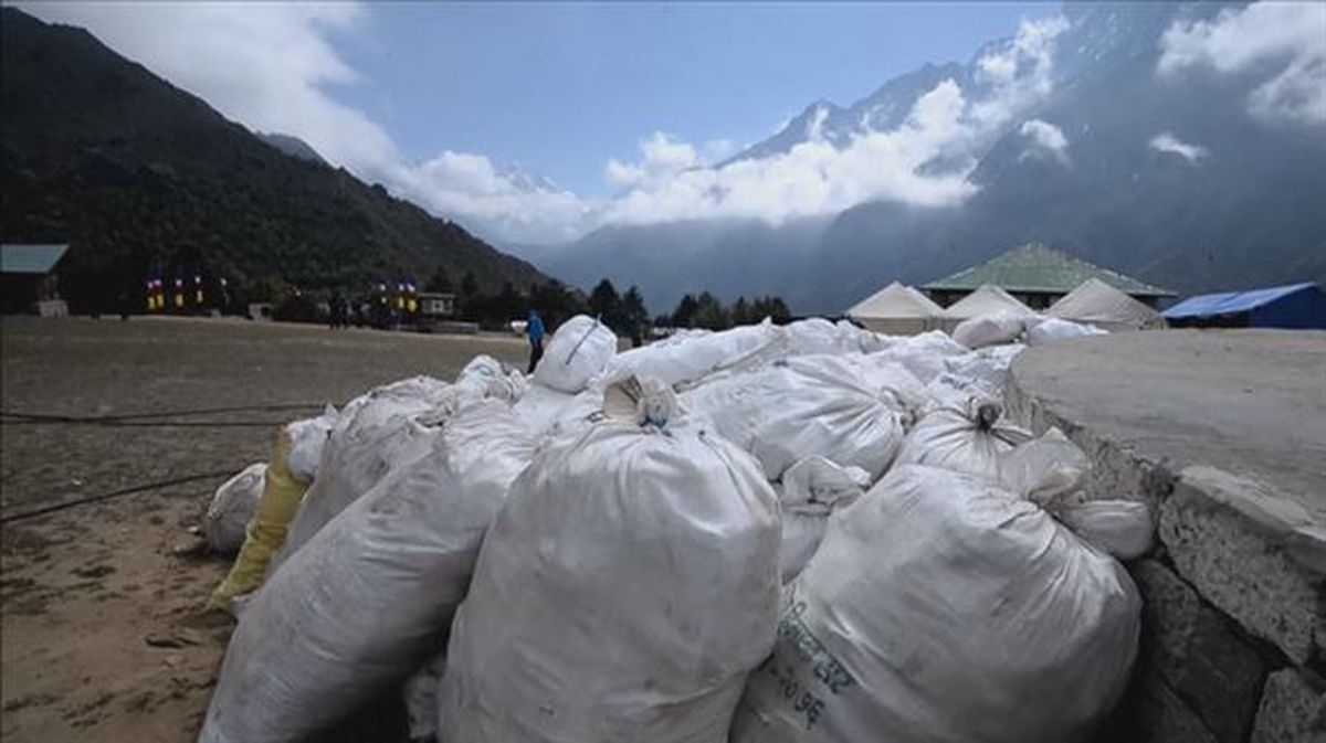 Desperdecios en el monte Everest. 