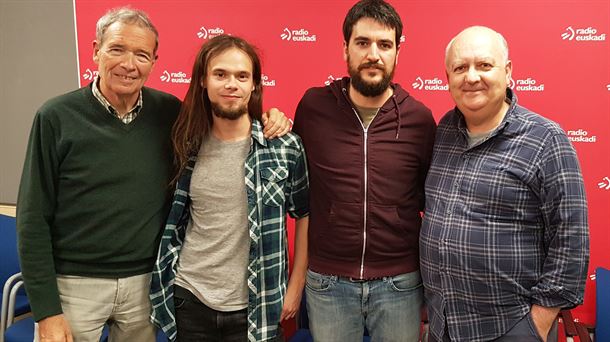 Eric Deza y Alex Etxeberria del grupo Deus Ez con Félix y Kike