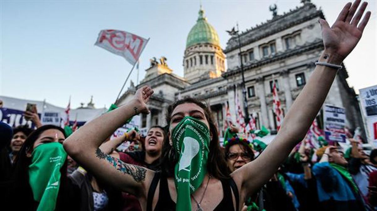 Varias mujeres de la "Marea Verde" celebran el aborto libre en Argentina. 