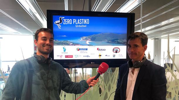 Jon Ander Malda con Íñigo López, organizador de Zero Plastiko Urdaibai                              