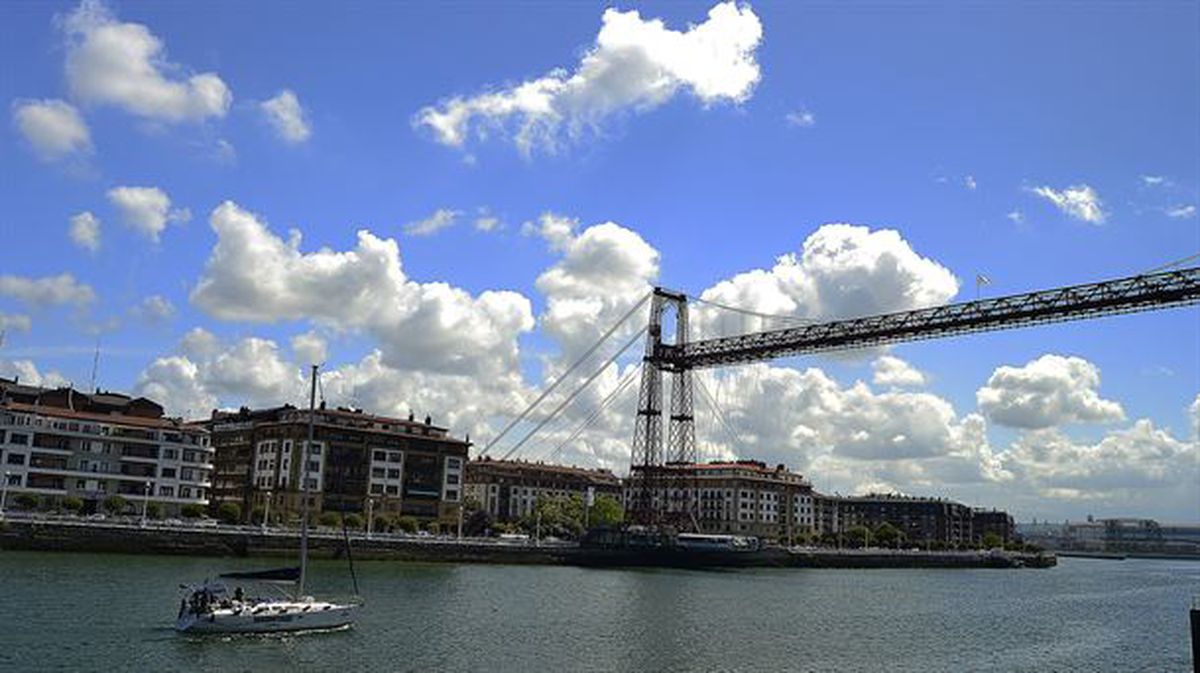 Las Arenas con el Puente Bizkaia visto desde Portugalete con la ria por medio