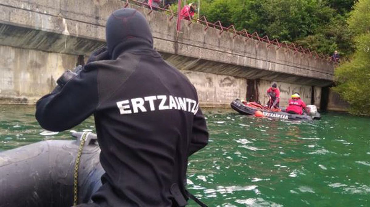 La Ertzaintza en el embalse de Arriaran de Beasain (Gipuzkoa).