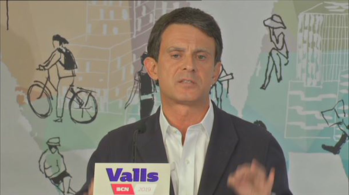 Manuel Valls zinegotzia prentsaurrean. Fotak bidalita