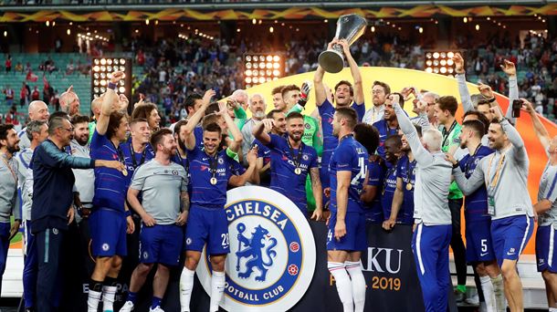 Jugadores del Chelsea alzando el trofeo
