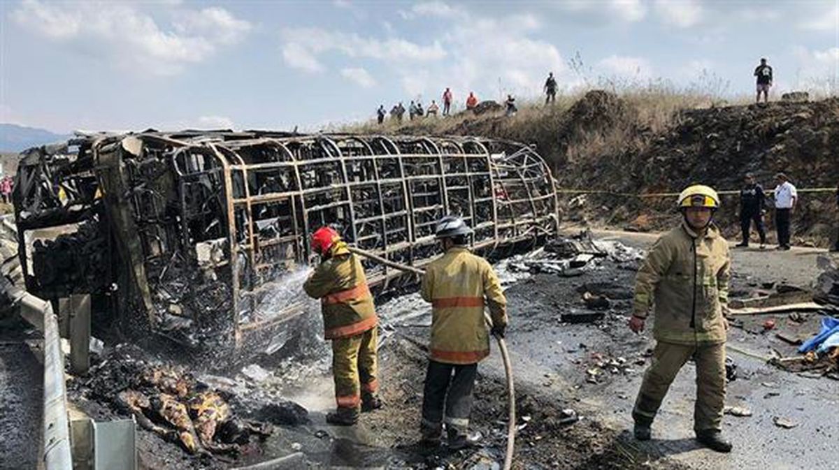 El autobús se incendió tras el accidente.