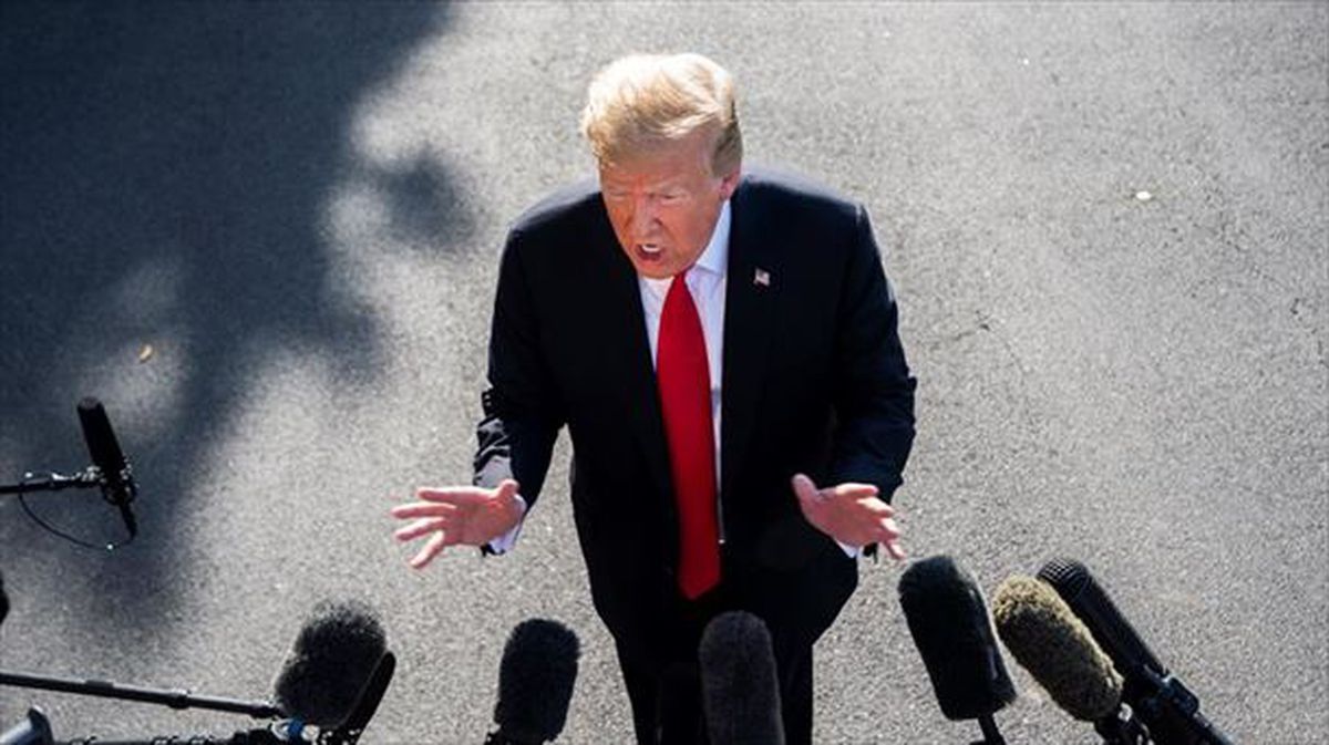 Donald Trump, kazetarien mikrofonoen aurrean
