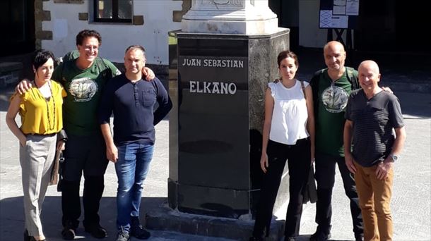 Foto de grupo junto a la estatua de Elkano en Getaria