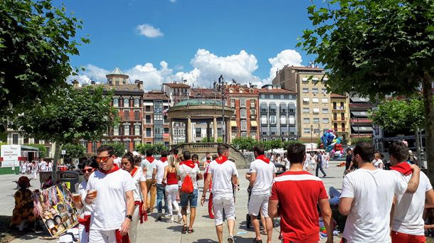 Gente disfrutando de las fiestas de San Fermín