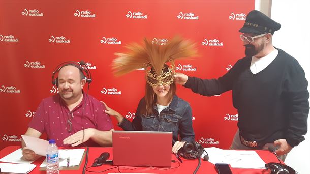 Iñigo Lejarza, Miriam Duque con la máscara de Tolentino hats y Felipe Vivas                         